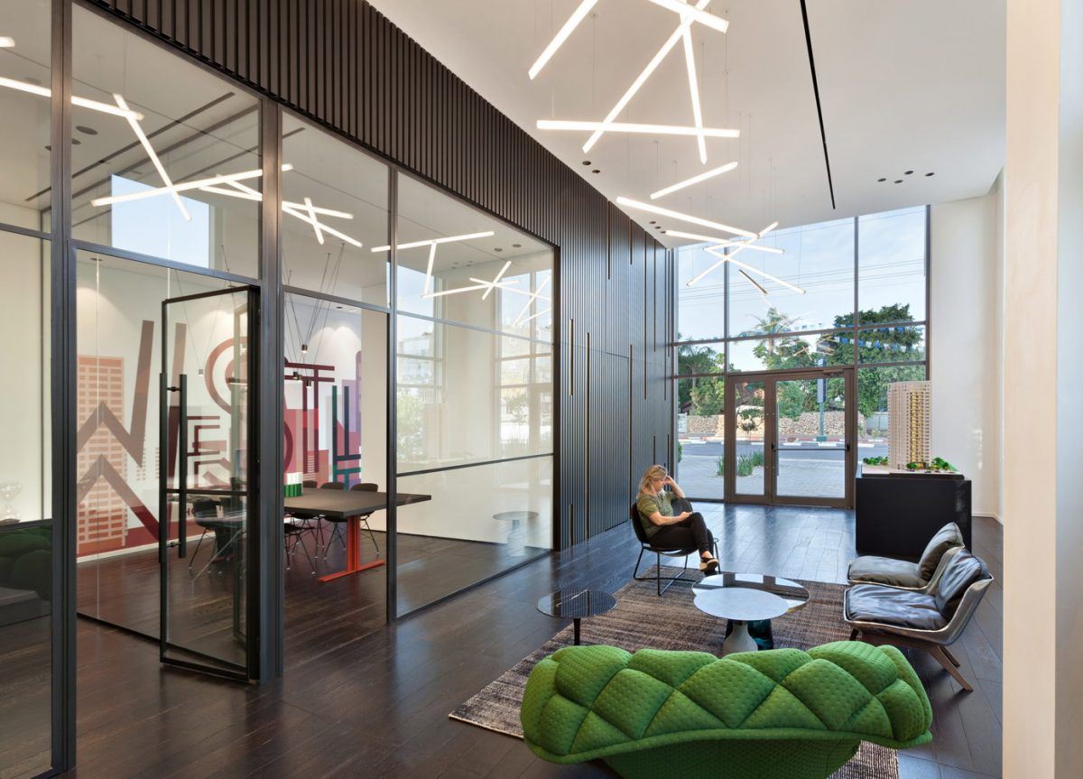 Hod Gindi – Sales Office Hod HaSharon גופי תאורה מעוצבים בשטח המשרד בעיצובו של קמחי תאורה